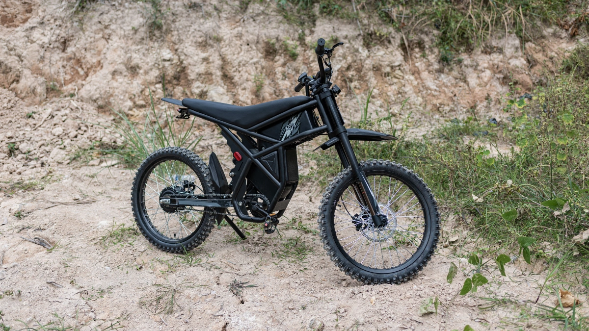 Bicicleta elétrica em terreno irregular, ilustrando o tipo de uso que exige mais potência de motor em subidas