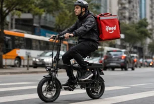 Bicicleta Elétrica para entregadores em destaque, modelo dobrável com design moderno, autonomia elevada, freios a disco e bateria removível, ideal para entregas urbanas, mobilidade eficiente e economia diária.