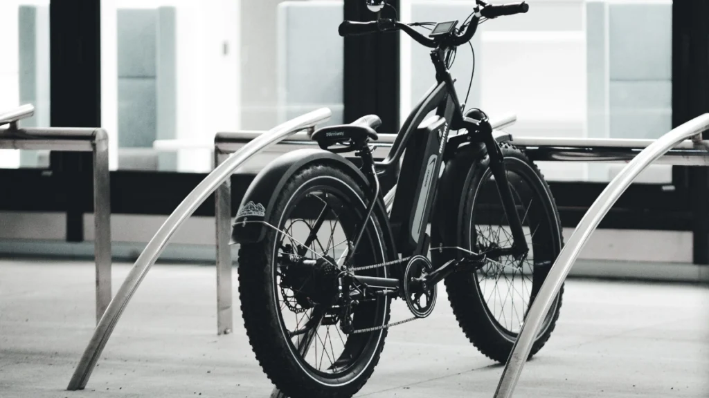 Bicicleta elétrica urbana estacionada, exemplo de modelo de entrada com bom custo-benefício