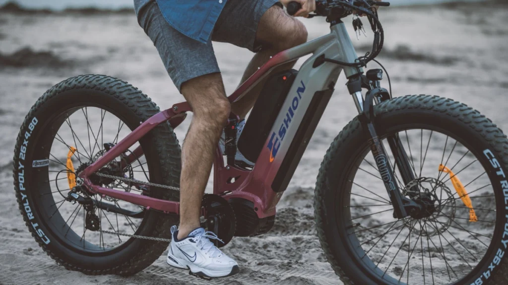 Fatbike elétrica com pneus largos, categoria em que a Ouxi V8 Pro S se posiciona